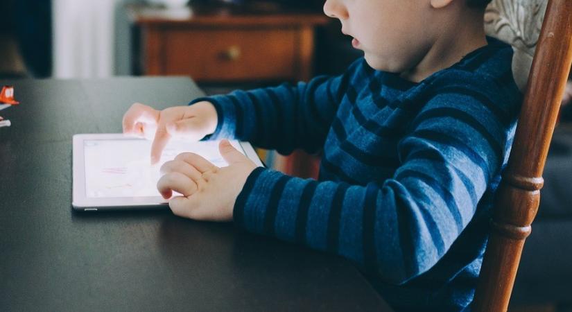 Friss kutatás: a sok képernyőidő rontja a gyerekek szókincsfejlődését