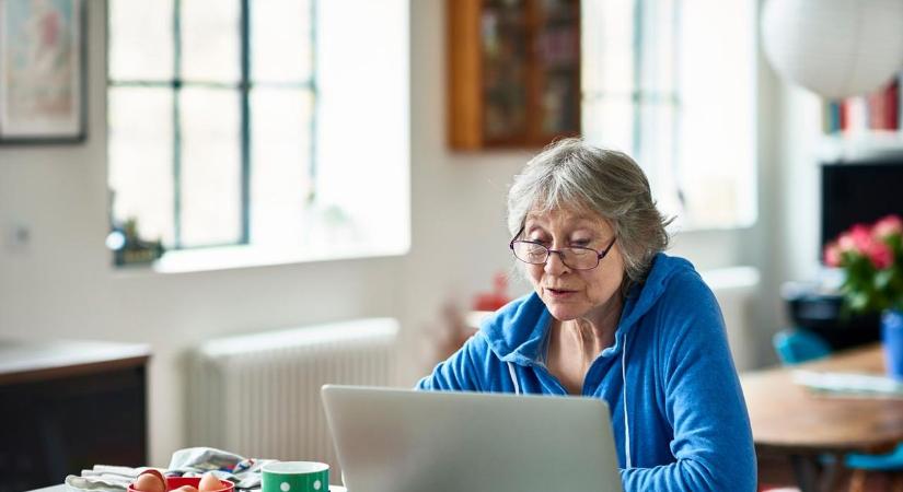 Online veszélyek: az egyedül élő idősebbek különösen kiszolgáltatottak