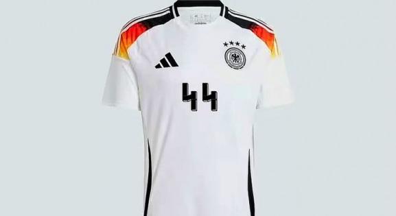 Lépett az Adidas: nem kerülhet fasiszta szimbólum a német válogatott mezére