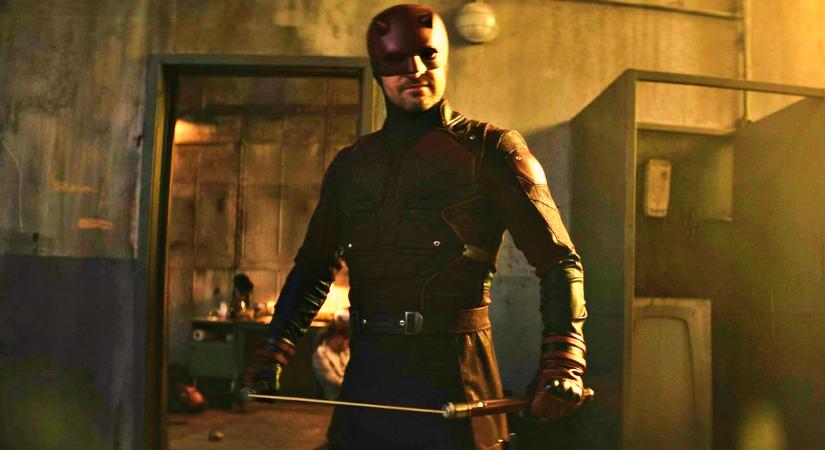 Véget ért a Daredevil: Born Again viszontagságokkal teli forgatása, úgyhogy Charlie Coxról kaptunk egy új, mosolygós képet