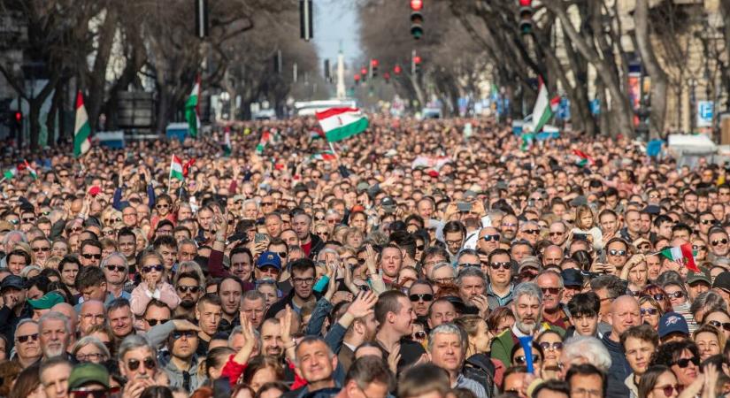 Hatalmas a tömeg, itt nézheted élőben Magyar Péter tüntetését