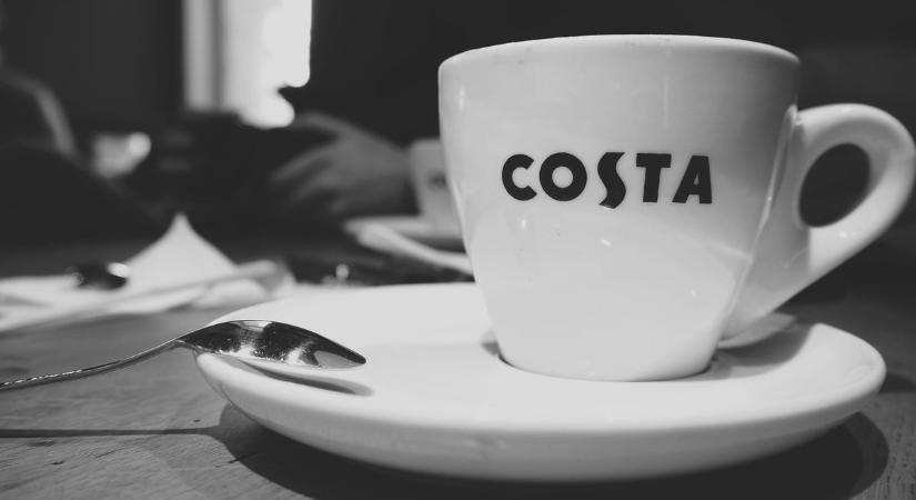 Támadás történt egy Costa kávézóban: megkéselték a baristát