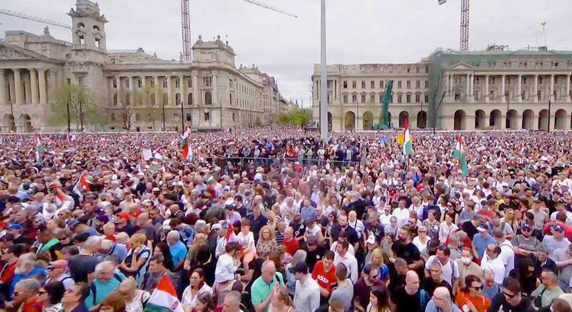 Nagy Ervinnel és Caramel dalával kezdődött el Magyar Péter kormányellenes tüntetése a Kossuth téren