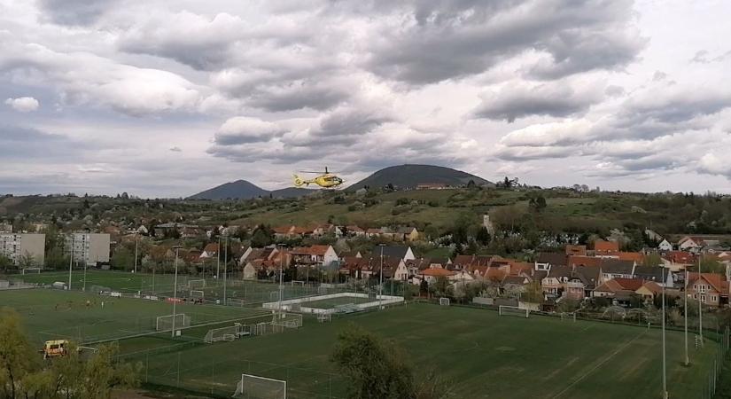 Mentőhelikopter szállt le az északi sportpályán  videó