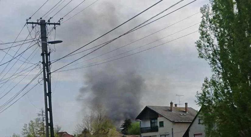 Felcsaptak a lángok: hatalmas füst borítja Veresegyházát