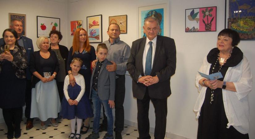 Autista gyerekek alkotásaiból nyílt képzőművészeti kiállítás a lakiteleki Mákvirág Galériában – galériával