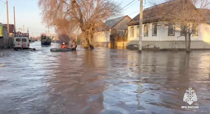 Gátszakadás az Urál folyón: a víz már a házak küszöbén áll