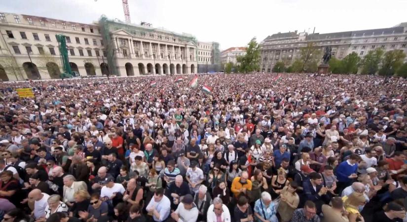 Anyák napján folytatja a Kossuth téren demonstráló Magyar Péter