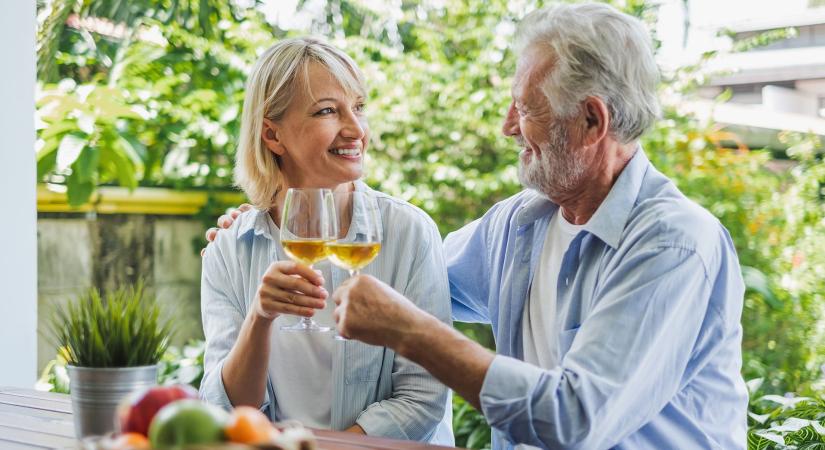 Egy friss tanulmány szerint tovább élhetünk, ha párunkkal együtt iszunk alkoholt