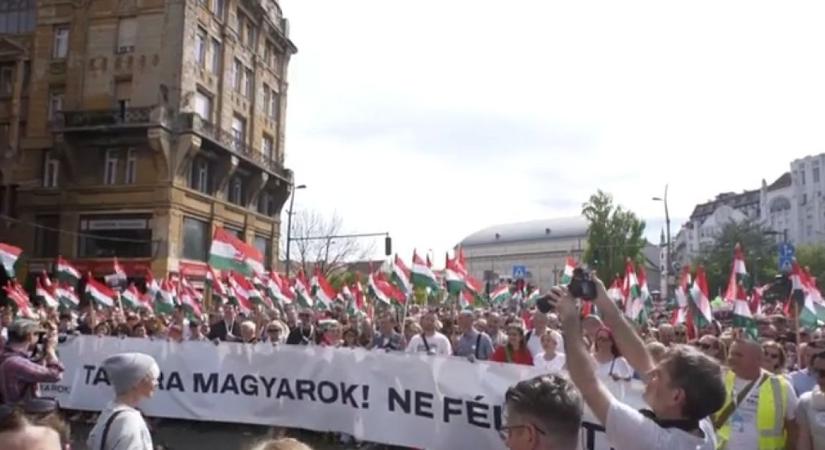 Hatalmas tömeg elott jelentette be Magyar Péter, hogy bejárja az egész országot