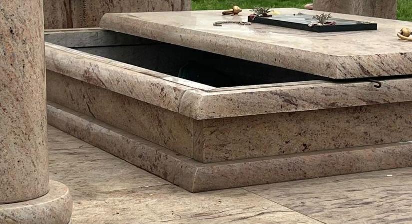 Durva kegyeletsértés: megrongálták Kis Grófo édesapjának sírját a szolnoki temetőben