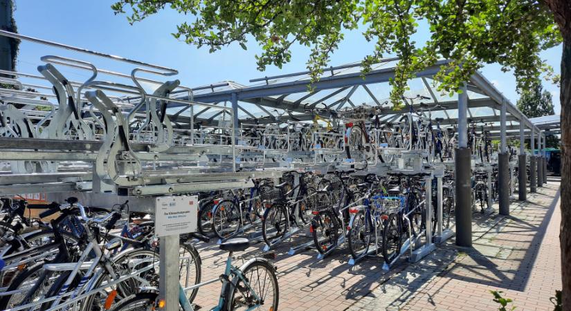 Több mint ezer, a német vasúton hagyott kerékpárt árverezett el a DB