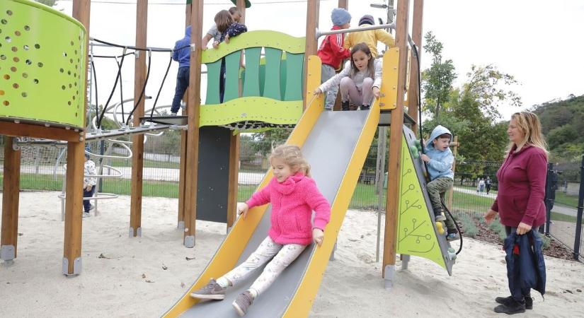 Panaszkodnak a debreceni lakótelepen élők: túl hangosak a gyerekek a játszótéren!