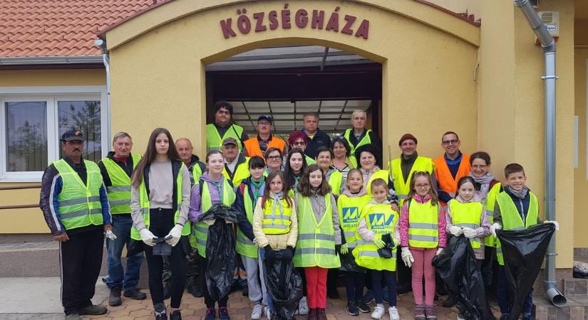 Önkéntesek takarítottak az utak mentén Csólyospáloson és Kömpöcön – galériával