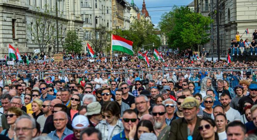 „Az EP-választás lesz az első szög az Orbán-rendszer koporsójába” – Gyorsan reagált Magyar Péter tüntetésére a nemzetközi sajtó