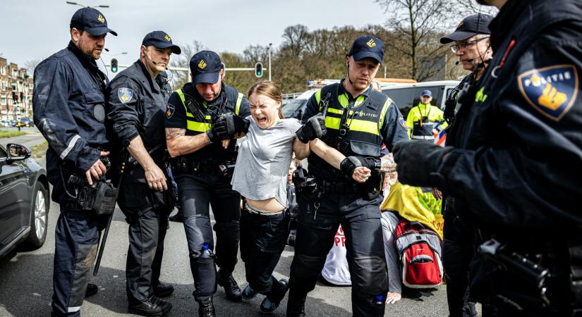 Videón, ahogy elhurcolják a rendőrök Greta Thunberget