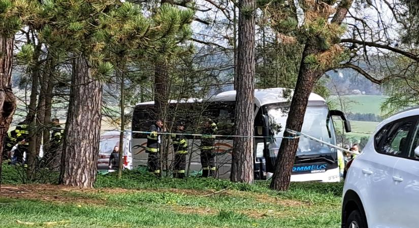 Megrázó képek: három lányt gázolt halálra egy busz Szepesváralján, sokan megsérültek