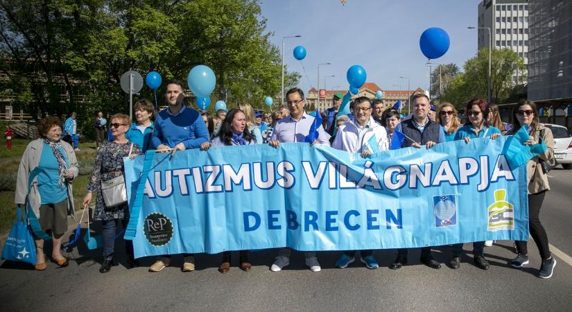 „Kék” sétával hívták fel a figyelmet az autizmusra Debrecenben – fotókkal, videóval