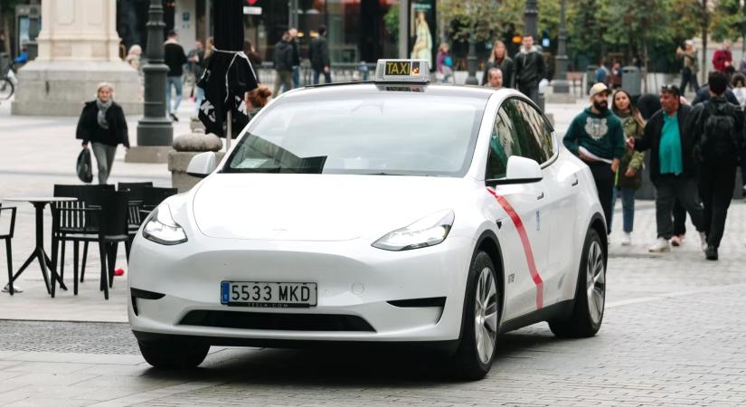 Jön a Tesla önvezető Robotaxija