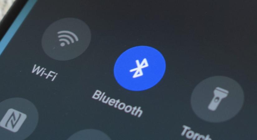 A Google automatikusan bekapcsolná a Bluetooth-t a telefonokon, hiába kapcsoljuk ki