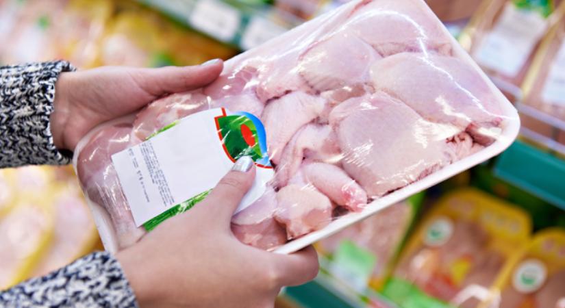 Nem mindegy, hova teszed a csirkehúst a hűtőben: baj is lehet abból, ha rosszul tárolod