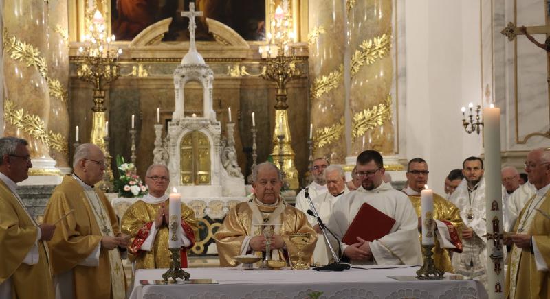 Bábel Balázs érseki kinevezésének 25 éves jubileumát ünnepelték a Főszékesegyházban – Ferenc pápa levélben, Erdő Péter bíboros-prímás személyesen köszöntötte
