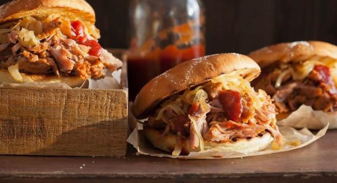 Pulled pork – omlós hús szendvicsben, karamellizált hagymával