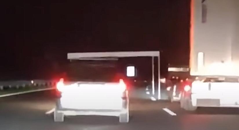 Sötét éjszaka, életveszélyes módon szállított bútort az M7-esen egy autós, videó is készült róla