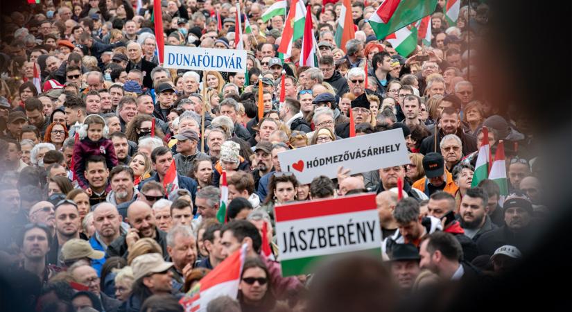Menczer Tamás: a Fidesz támogatóinak minden okuk megvan arra, hogy egyenes derékkal álljanak! (videó)
