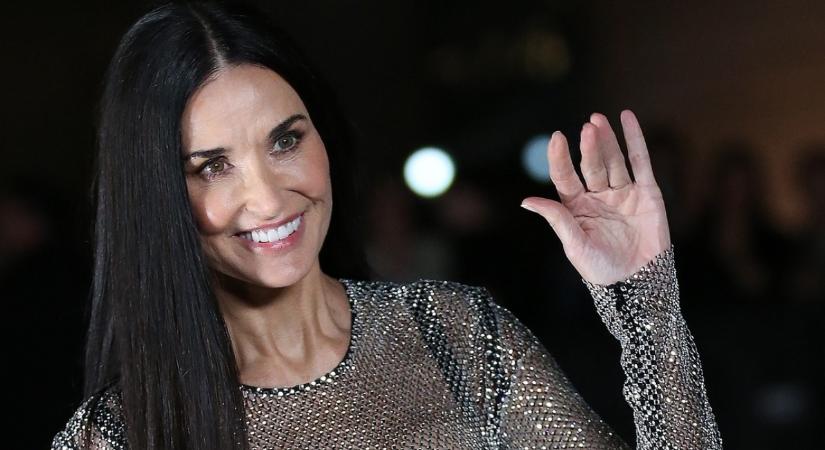 Bevállalta a pucérruhát a 61 éves Demi Moore