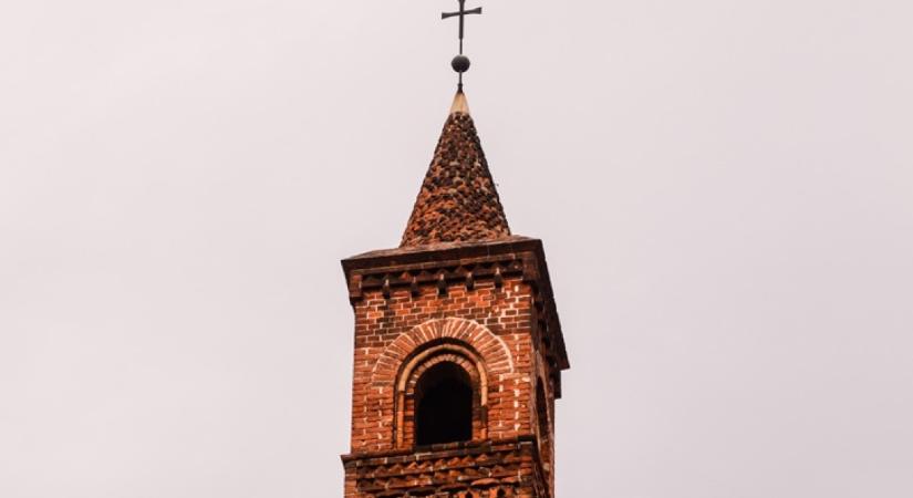 Épp a templomtornyot újították fel, amikor világháborús gránátra bukkantak egy magyar városban