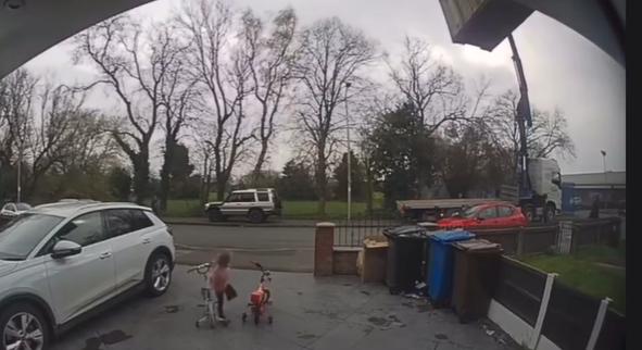 Másodperceken múlott egy kislány élete: egy felboruló daru törte át a lakóház falát – videó
