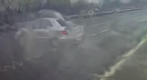 Videón, ahogy kis híján elgázol egy útellenőrt egy M7-esen megpördülő autó