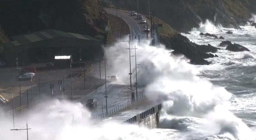 Autót sodort a tengerbe a viharos szél Skócia partjainál