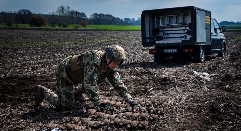 63 darab aknagránátot talált egy szántóföldön a Magyar Honvédség