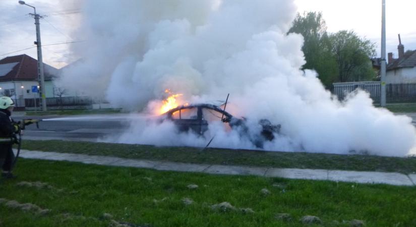 Lángoló autóhoz és szabadtéri tüzekhez riasztották a somogyi tűzoltókat