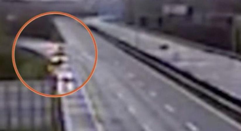 Felhajtott egy ámokfutó a vizes M7-esre, kis híján letarolta az útellenőröket - videó