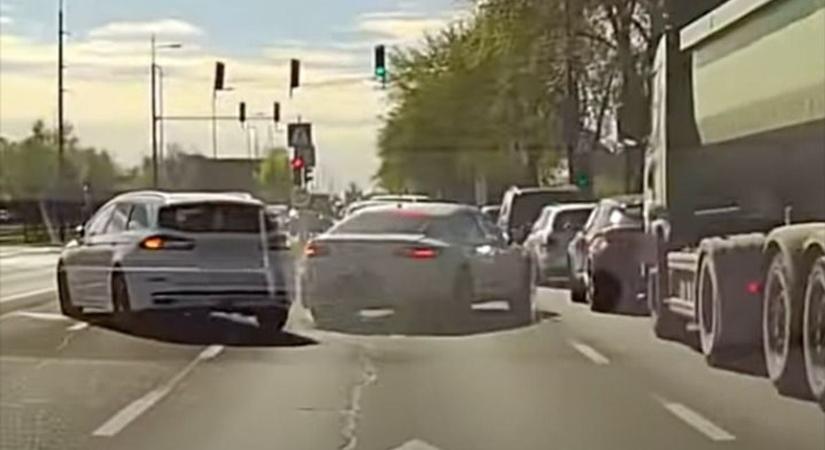 Forgalomtól elzárt területen előzött, aztán simán letarolta a pirosnál álló autót - videó