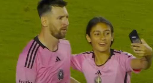 Levideózta a kislány, ahogyan berohan a pályára Messihez és kér egy szelfit tőle – videó