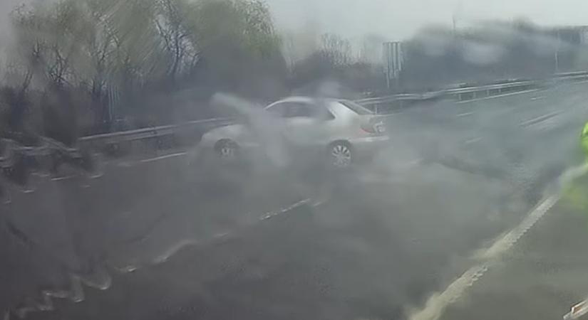 Centiken múlott a tragédia: majdnem elsodort egy útellenőrt az M7-esen az ámokfutó sofőr – videó