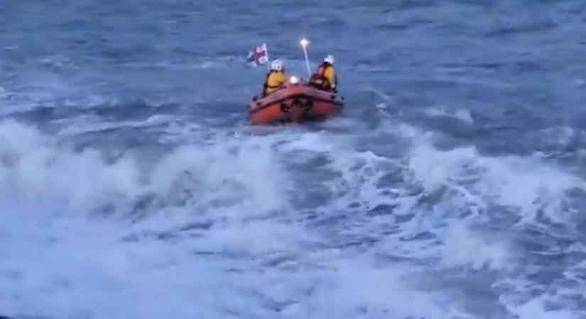 Mentőcsónakról ugrott a viharos tengerbe egy vízimentő, hogy megmentsen egy bajba került fiatal lányt - videó