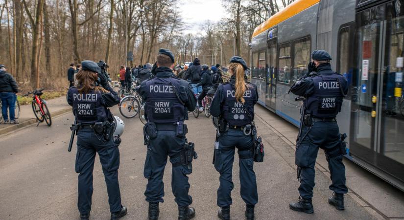 Több száz rendőrt tartanak szélsőjobboldalinak Németországban