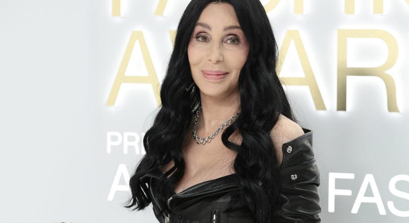 A 77 éves Cher ragyogott fiatal szerelme oldalán Milánóban
