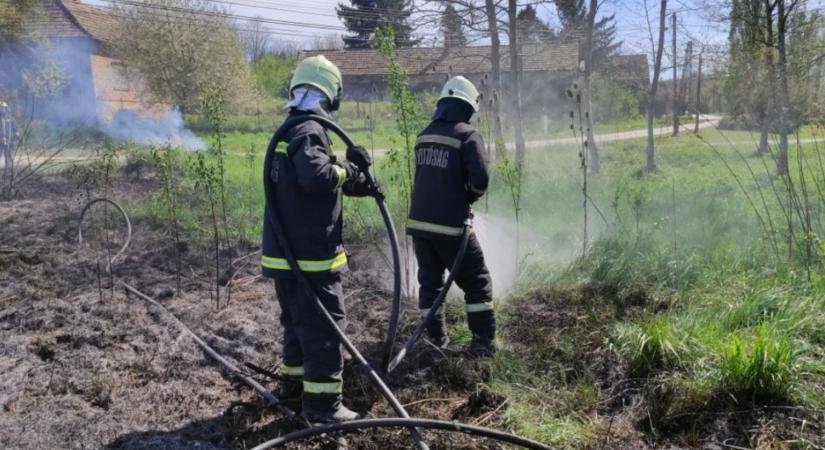 Tizenhárom tűzesethez és hat műszaki mentéshez riasztották a tűzoltókat a hétvégén