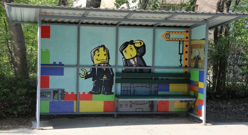 Orbánt, Mészárost és Várkonyi Andreát is felfestette a Kutyapárt egy budapesti buszmegállóra