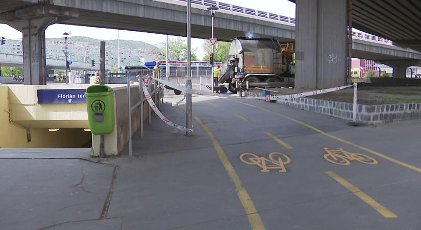 Életveszélyesen zárták le a kerékpársávot a Flórián téren  videó