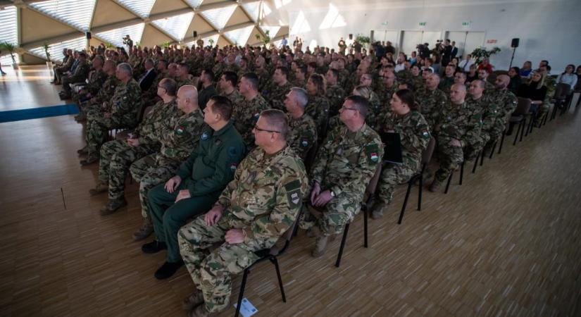 Kitüntették a bosznia-hercegovinai mentésben résztvevő magyar katonák