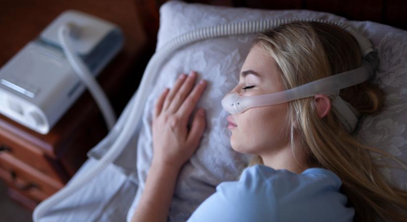 Alvási apnoé: így állítsa be a CPAP készüléket, az alvást segítő maszkot