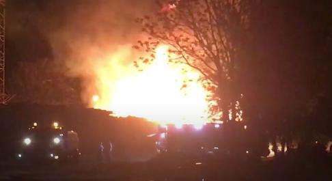 Hatalmas lángokkal égett egy talpfarakás Rákosrendezőn – videó