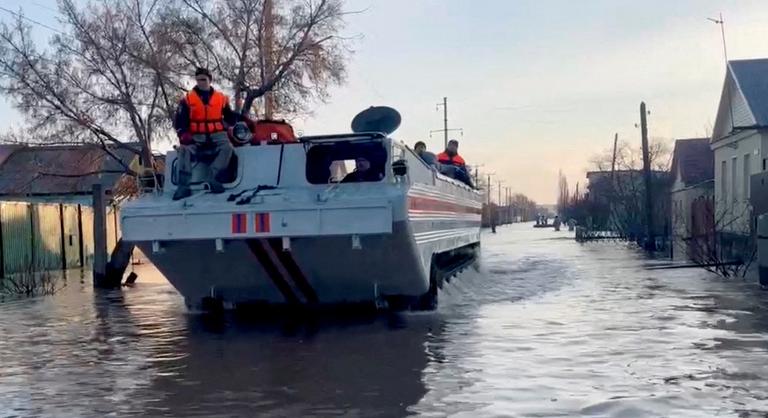 Már tízezernél is több lakóépület került víz alá Oroszországban